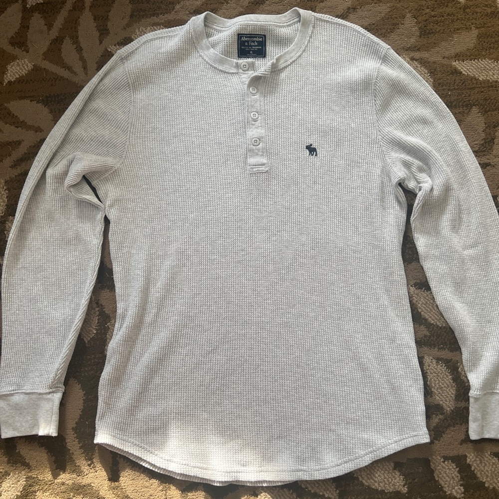 Men’s XL Abercrombie long sleeve pullover shirt. Light gray.  Great condition.